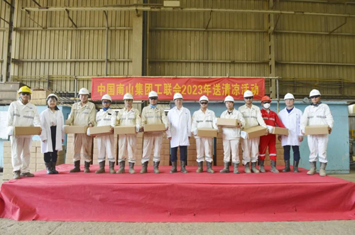 范主席和一線員工代表合影